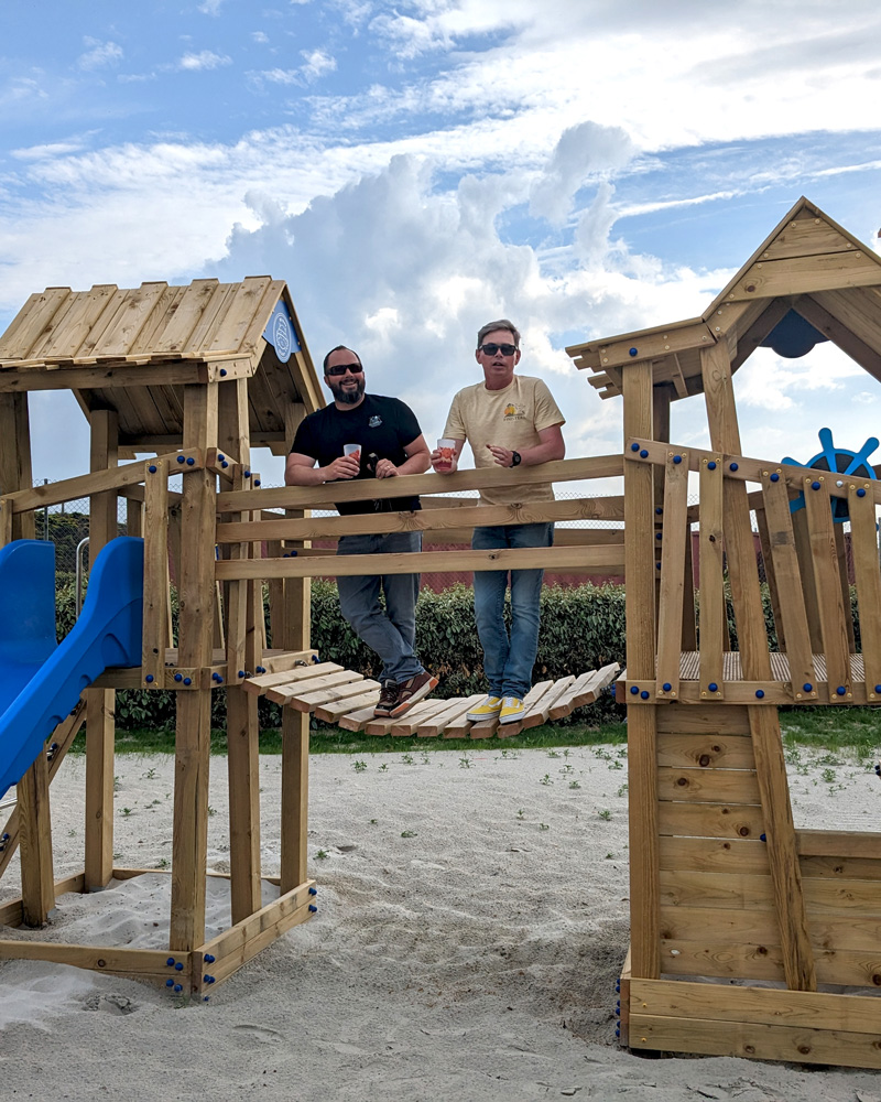 David et Manu gérants du camping du Curnic sur l'aire de jeux en bois