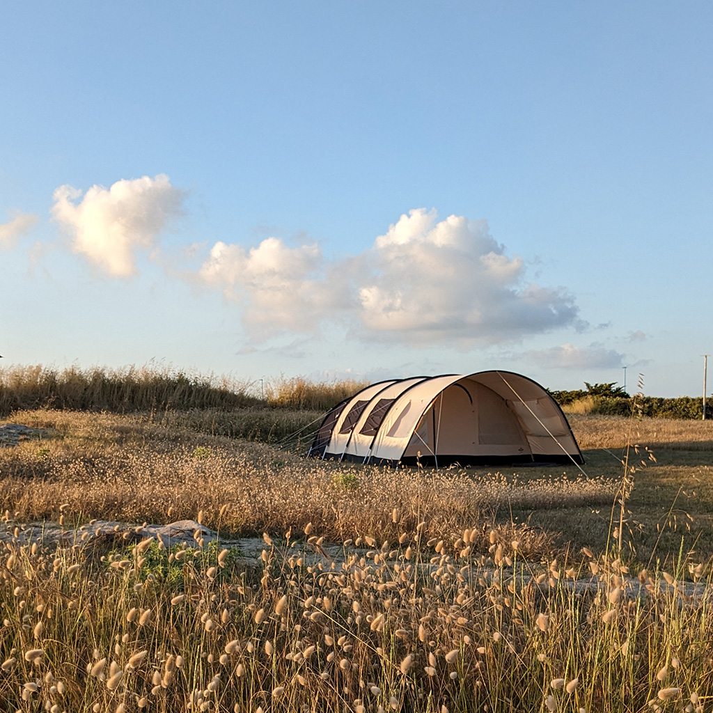 Tente tunnel sur les dunes du camping dans le Finistère Nord