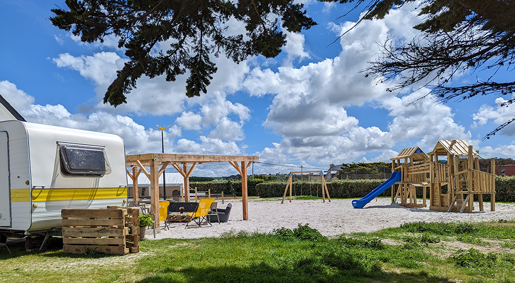 Aire de jeu et bar du camping du Curnic dans le Finistère nord