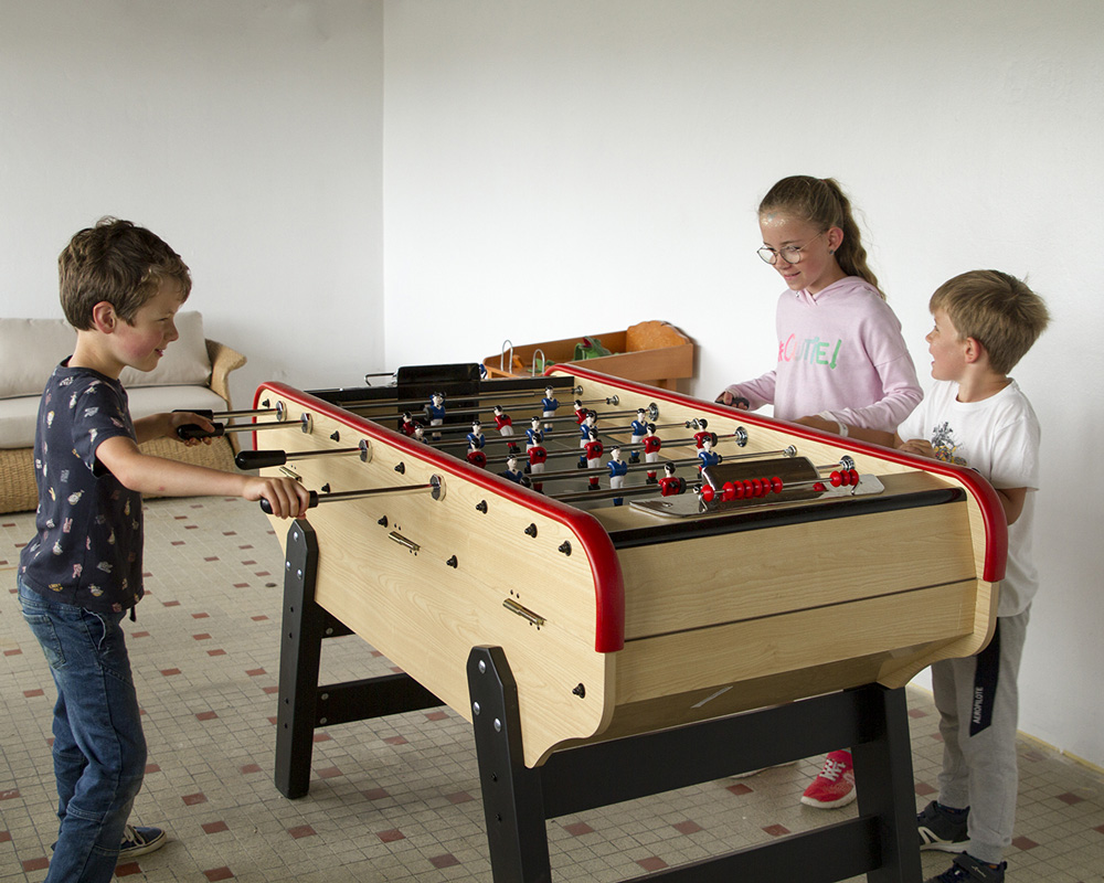 Enfants jouant au baby-foot