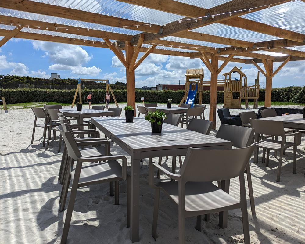 Terrasse de camping dans le sable