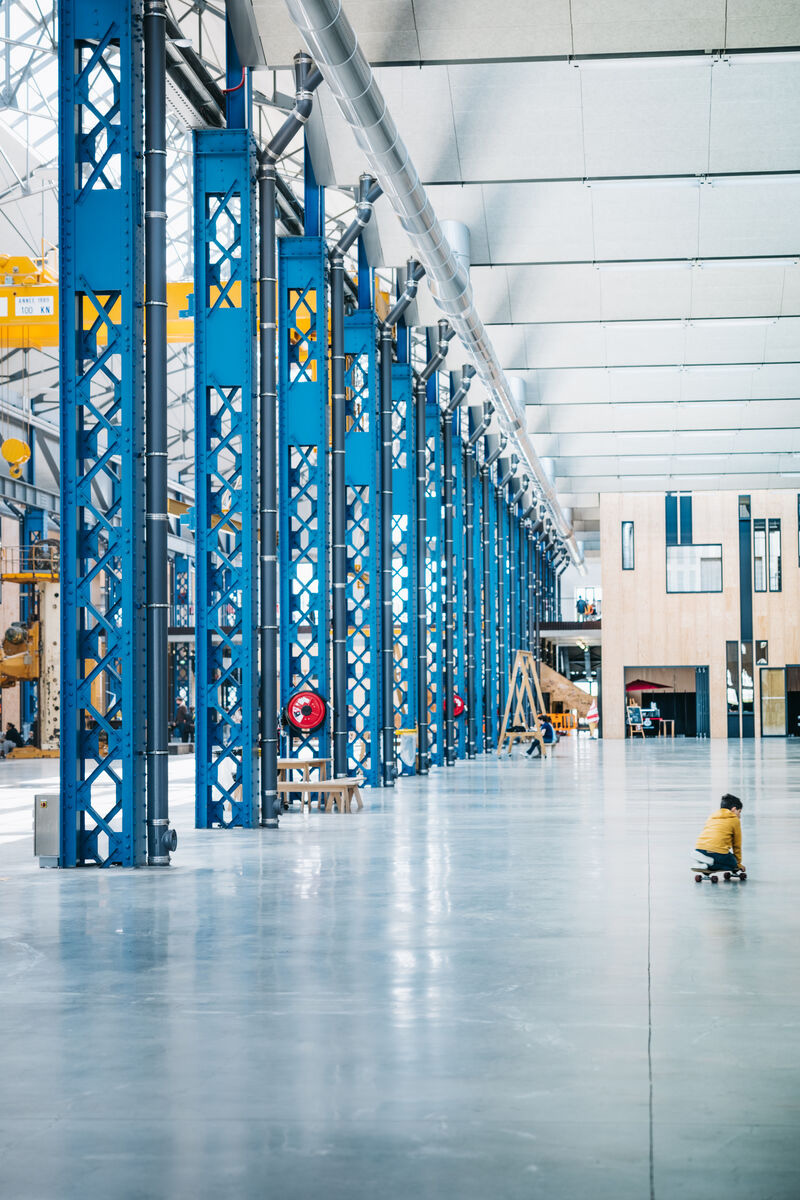 Colonnes bleues en métal à l'intérieur de l'espace Les Ateliers des Capucins à Brest