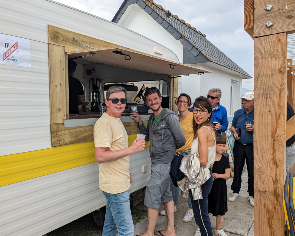 Campeurs au bar caravane