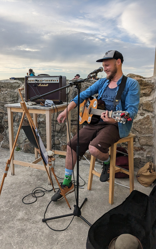 Guitariste et chanteur en concert au Brennig Kafe près de la mer