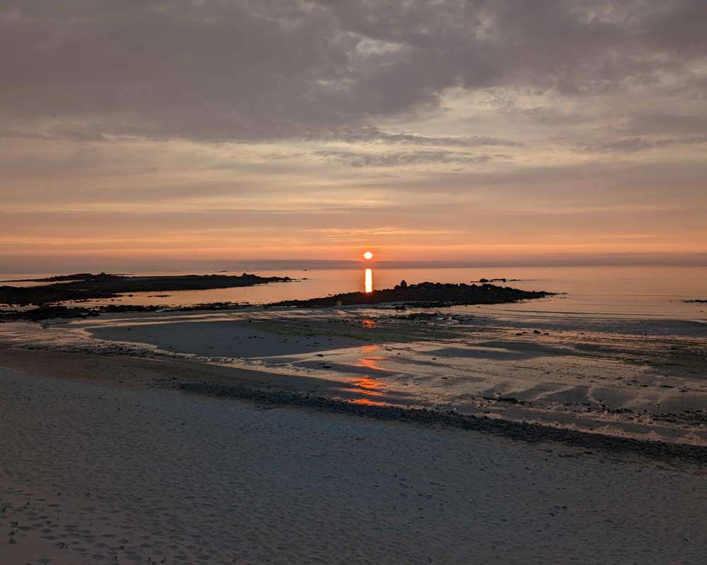 Coucher de soleil sur la plage du Curnic à Guisseny