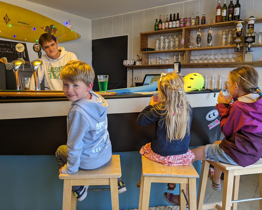 Enfants au comptoir du bar le Brennig Kafe à Guissény