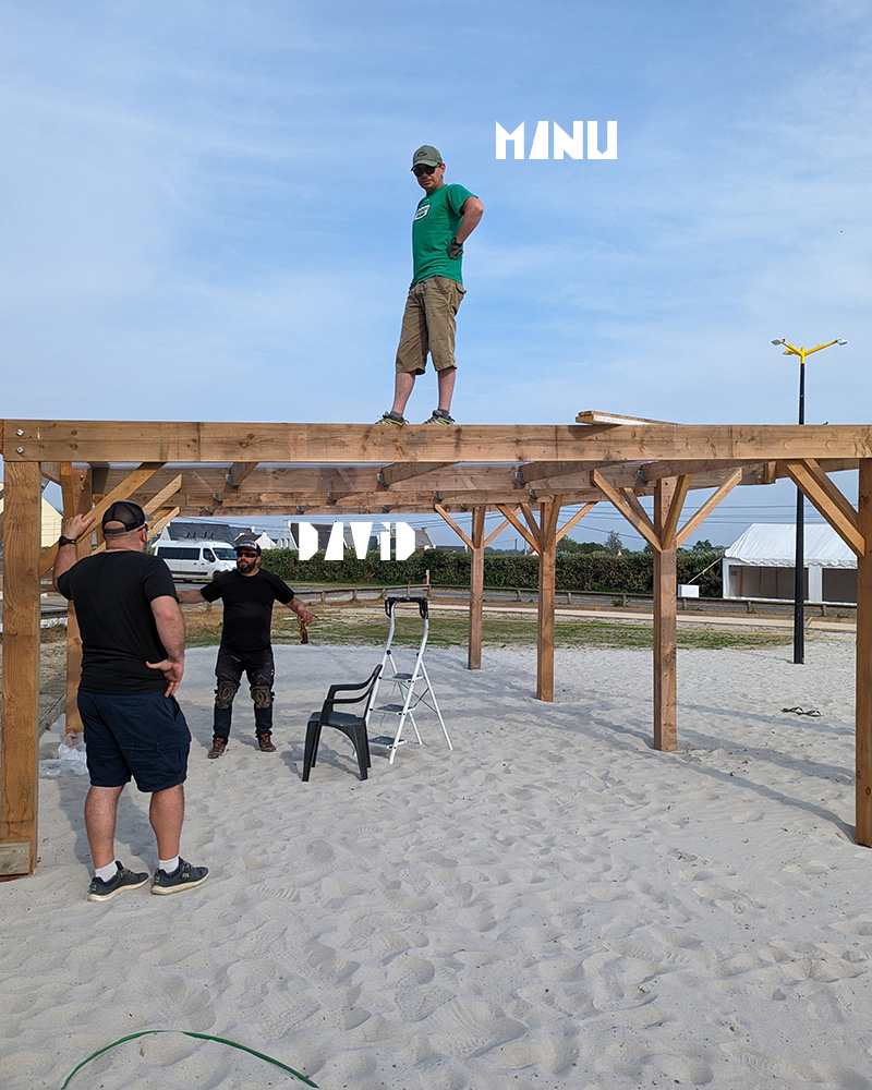 Installation terrasse couverte en bois dans le camping sur le sable du Finistère nord