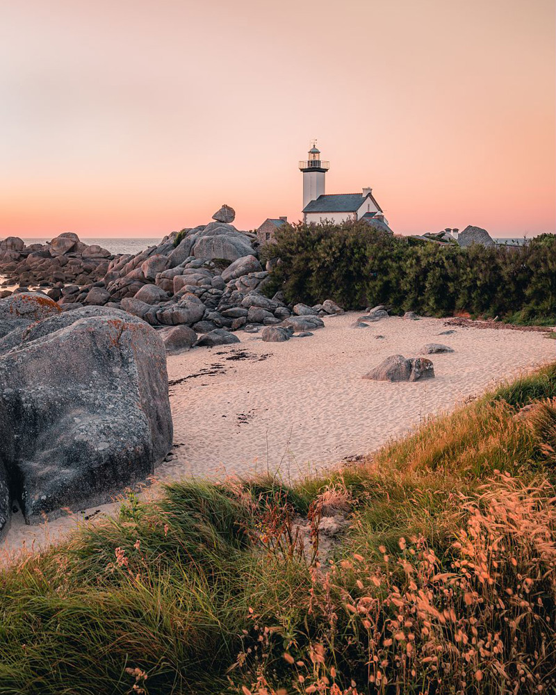 Phare de Pontusval à Brignogan en bord de mer au coucher de soleil