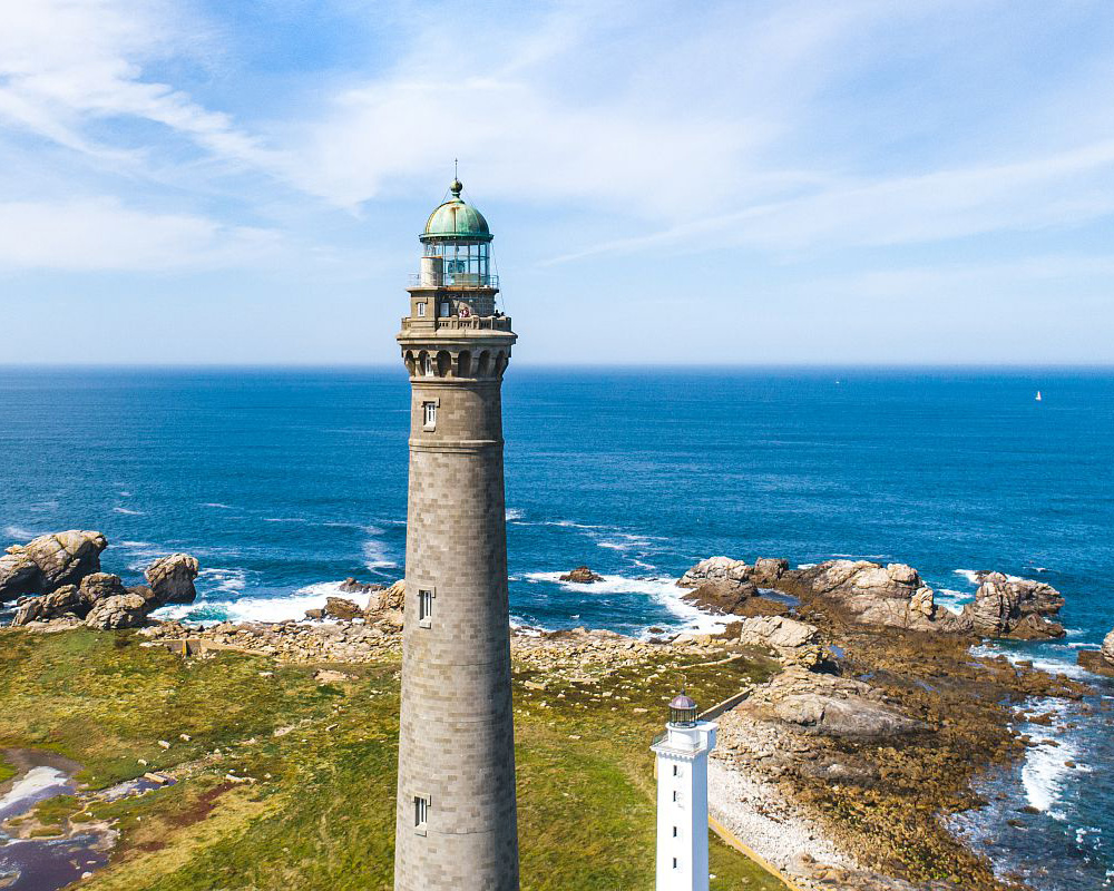 Vue aérienne de l'île Vierge et de son phare