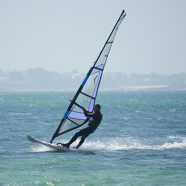 Homme faisant de la planche à voile sur la mer