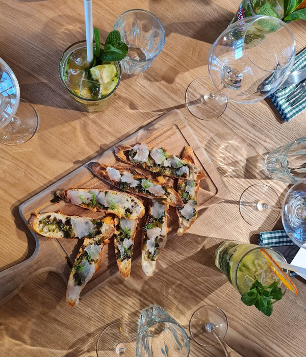 Table de restaurant avec fruits de mer et verres de mojitos