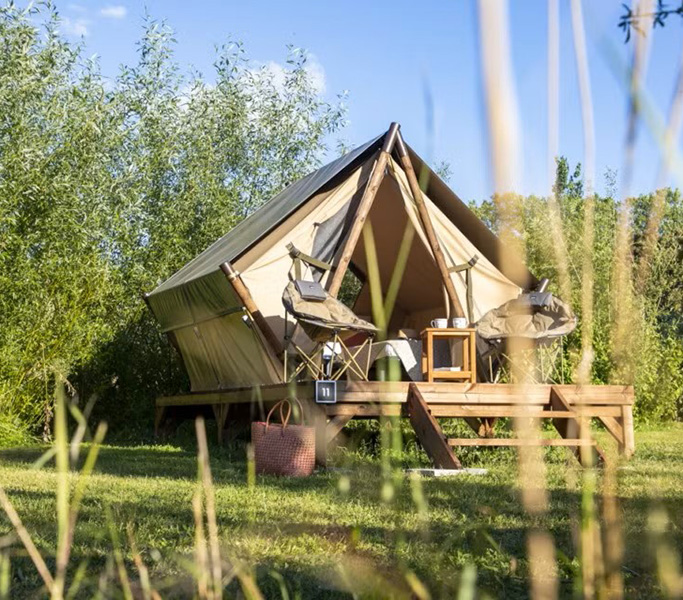 Tente bivouac avec équipement de camping