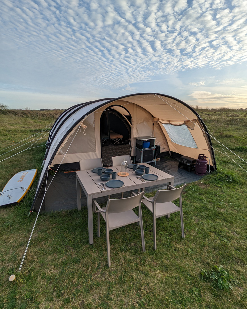 Tente toute équipée avec tables et chaises sur les dunes du Curnic