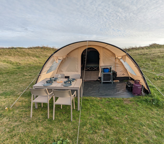 Tente équipée sur les dunes du Curnic à Guissény