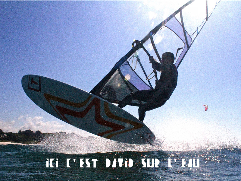 Véliplanchiste surfant sur la mer