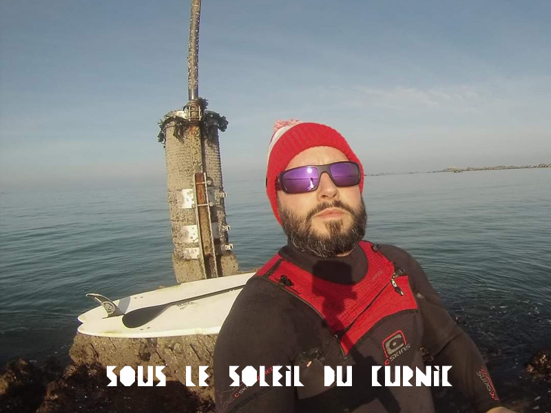 Portrait homme en tenue de sports nautiques et lunettes de soleil