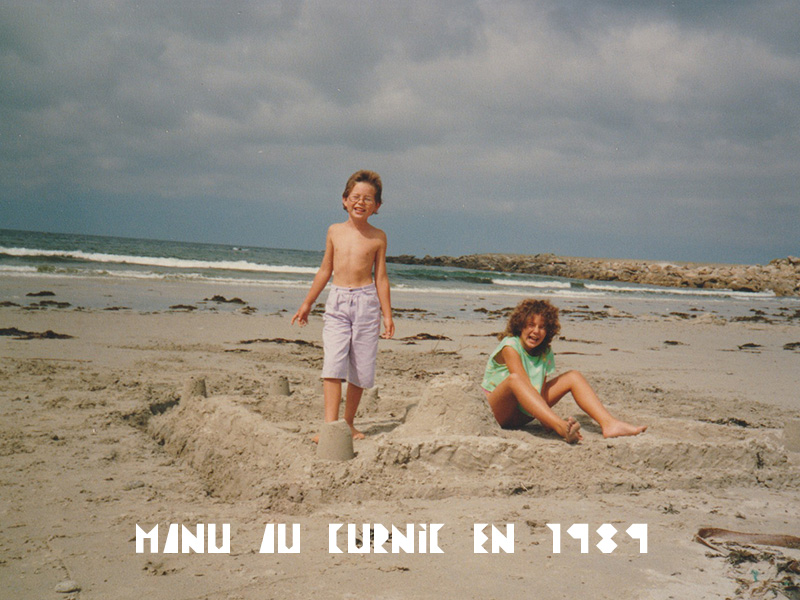 Deux enfants sur la plage de sable