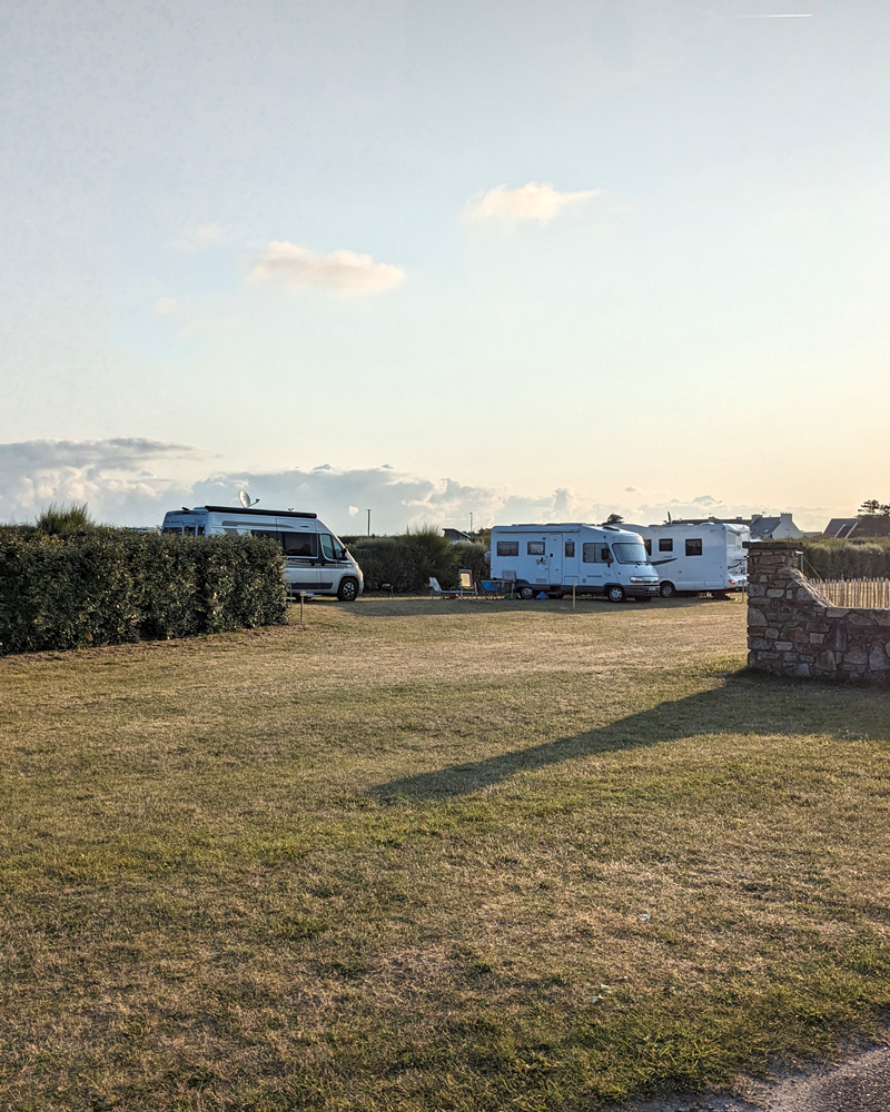 Zone pour le camping car sur l'herbe au camping de Guissény